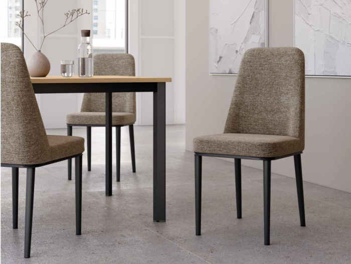 Silla modelo Oslo con patas en negro