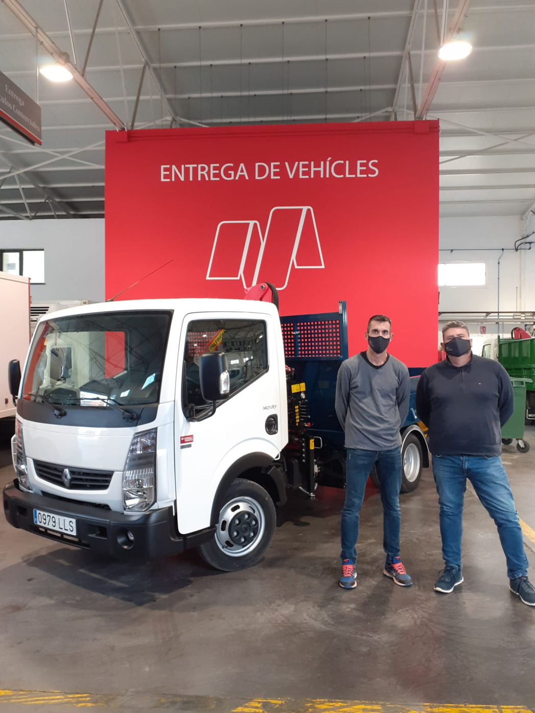 Ayer se hizo entrega de una magnífica Renault Maxity equipada con volquete y grúa a CONSTRUCTELL