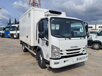 Isuzu Q95 con frigo y plataforma