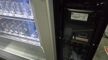 MAQUINA VENDING DE SNACKS Y BEBIDAS FRÍAS AZKOYEN MISTRAL PLUS CON MONEDERO Y TARJETERO