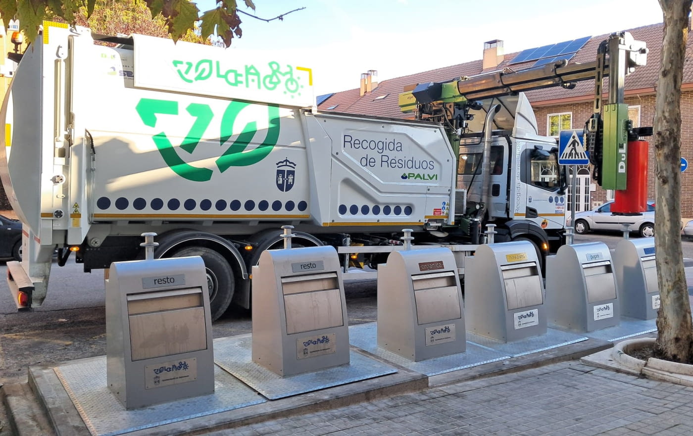 La revolución en recogida de residuos urbana llega a Valdemoro: así es el innovador sistema bilateral de Dulesystem que vacía contenedores de superficie y soterrados