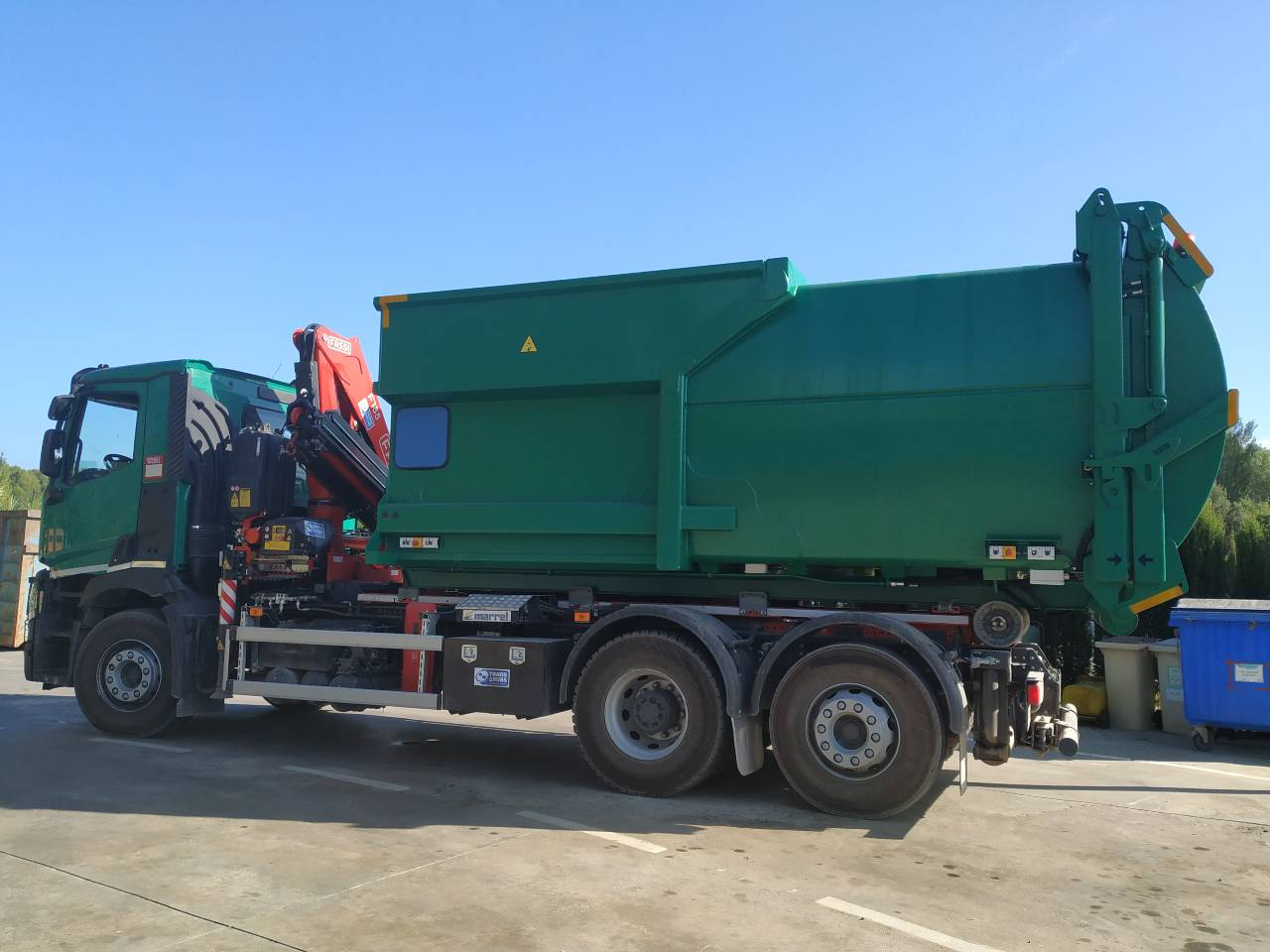 The company empresa de Servicios Juan y Juan de Vacarisses bought a top loading compaction equipment