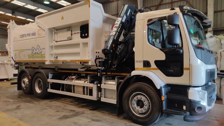 Se entregan cinco recolectores de carga superior en el municipio de Tres Cantos, Madrid