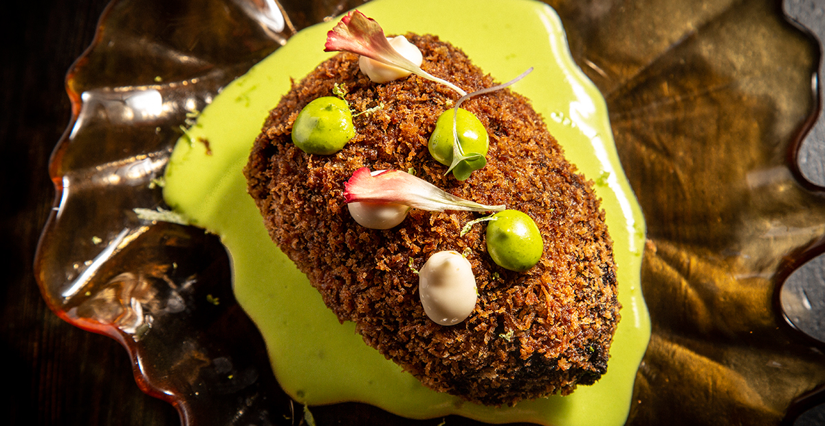 Croquetón de calamar con crema de albahaca