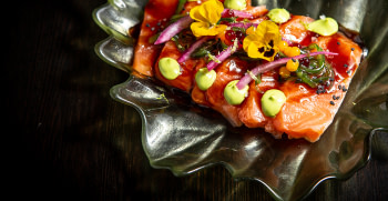 Sashimi de salmón con cebolla encurtida, mahonesa de aguacate y alga wakame