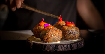 Croquetas de butifarra negra con confitura de tomate y queso gorgonzola