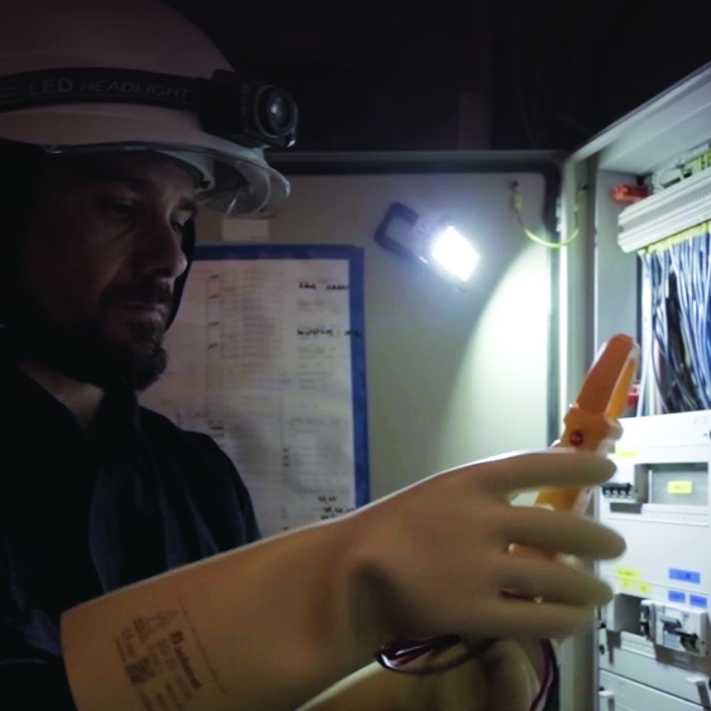 LTE-FM400: Linterna multifunción con imán