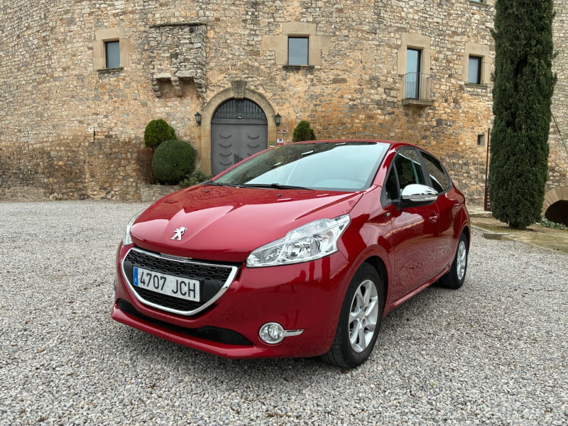 PEUGEOT 208