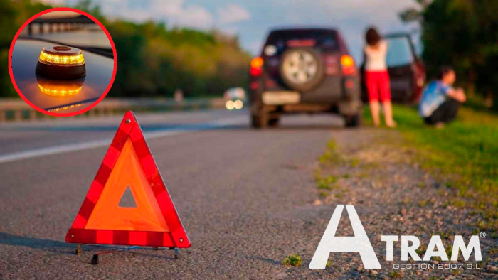 LA DGT ACLARA: NO SE MULTARÁ POR EL USO DE TRIÁNGULOS, PERO LA BALIZA V-16 YA ES OBLIGATORIA EN TODOS LOS VEHÍCULOS