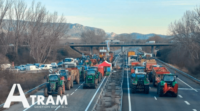 PROTESTAS AGRÍCOLAS EN FRANCIA Y ESPAÑA: EL MINISTERIO DE TRANSPORTES ESTABLECE EXCEPCIONES ADICIONALES EN EL CONTROL DE LOS TIEMPOS DE CONDUCCIÓN Y D