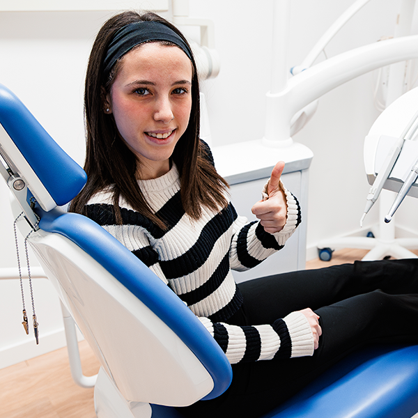 Mujer en silla dentista