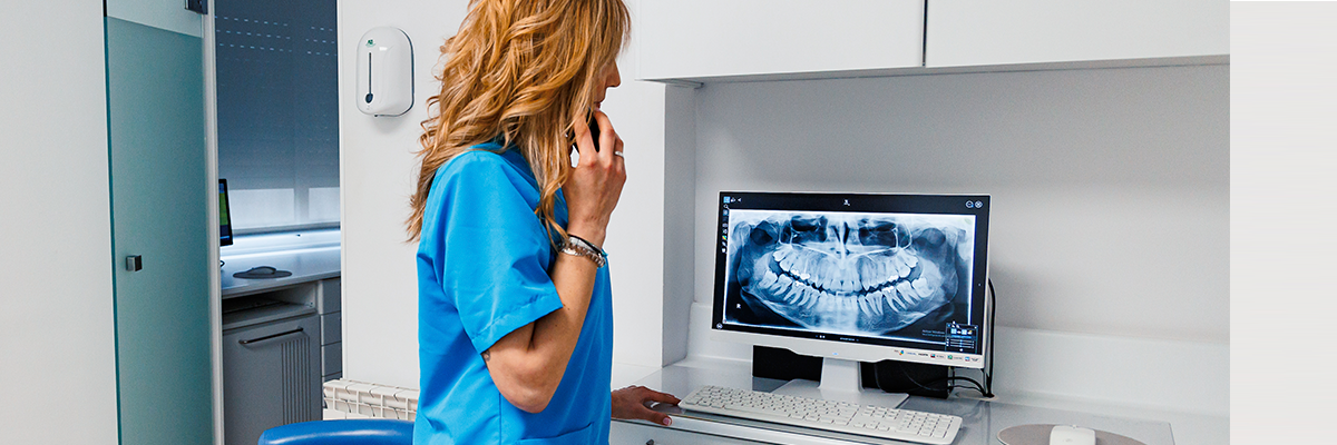 Dentista atendiendo a paciente por teléfono