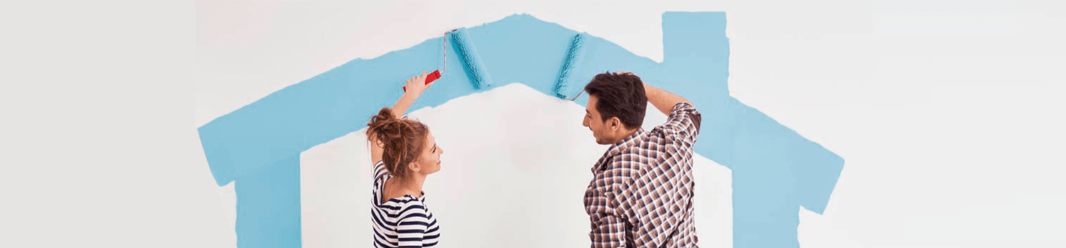 pareja pintando pared