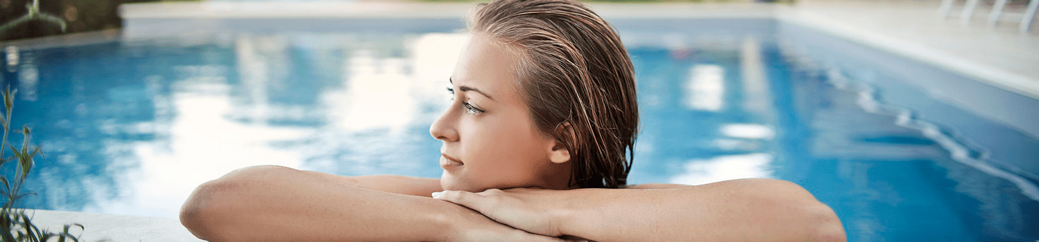 Mujer en piscina