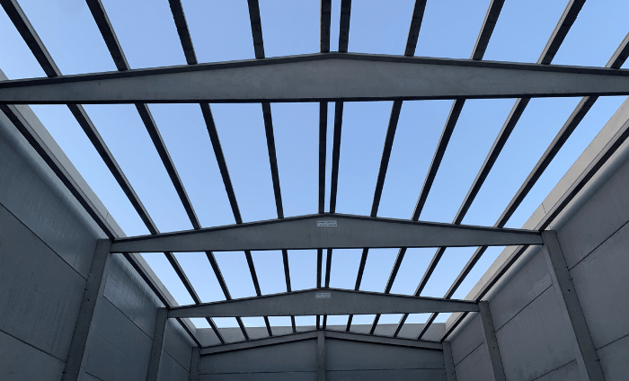 Exemple de coberta a dues aigües amb pendent del 10% peraltada