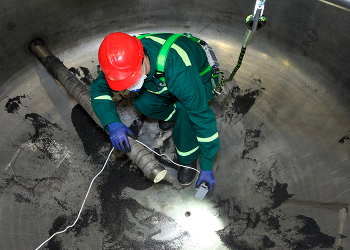 Limpieza de depósito de hidrocarburos petróleo