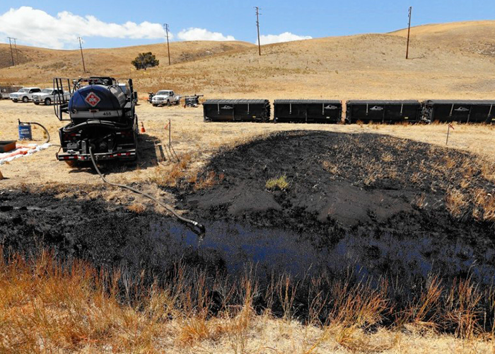Vertido de hidrocarburos petróleo en tierra contaminada