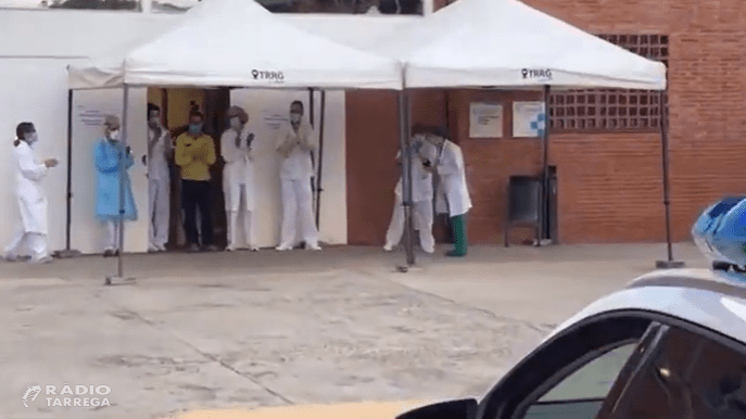 VÍDEO Policia Local, Bombers, Mossos d'Esquadra i Guàrdia Civil fan un homenatge als treballadors del CAP de Tàrrega