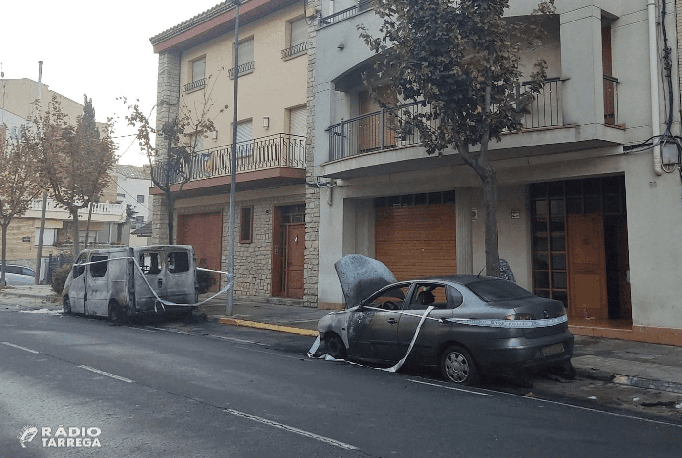 Incendi en dos vehicles estacionats a l'avinguda Generalitat de Tàrrega