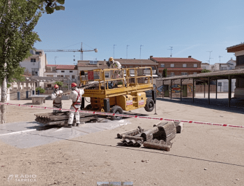 L'Ajuntament d’Agramunt retira unes plaques de fibrociment d'un edifici municipal