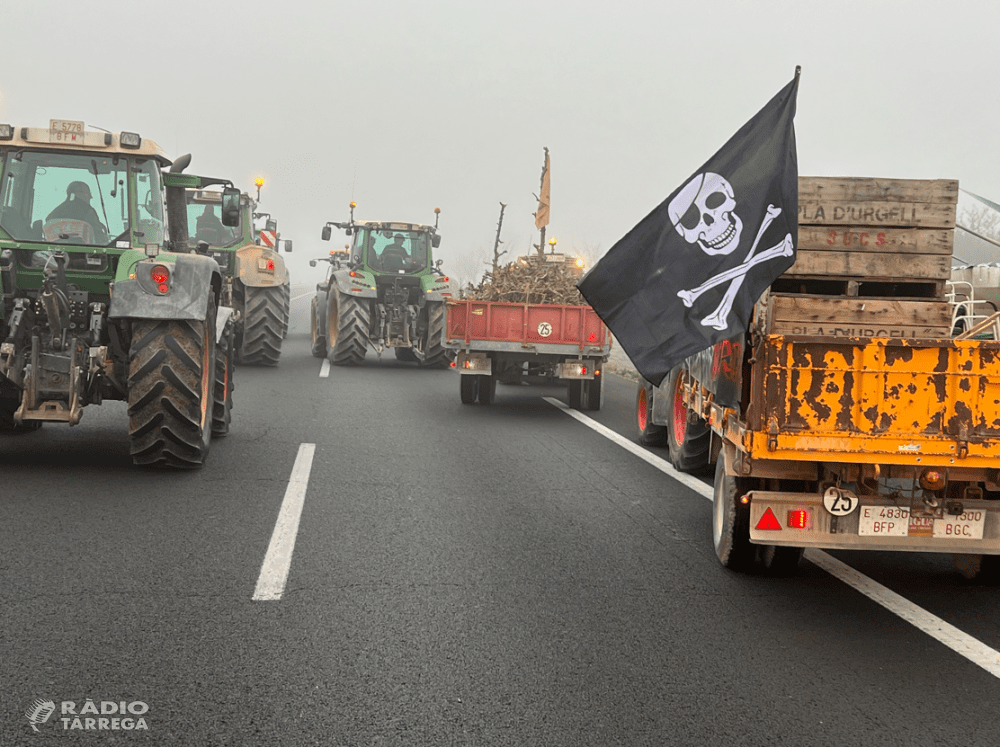 Pagesos, ramaders i tractors tallen l'A-2 a Fondarella amb previsió de quedar-s'hi el màxim d'hores possible