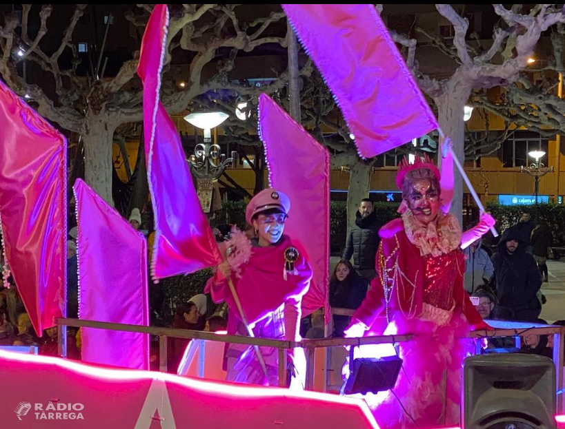 Més de 1.600 persones de 70 comparses desfilen a la rua de Carnaval de Tàrrega