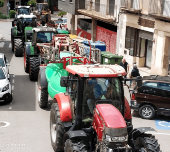 Prop de cinquanta tractors participen als Tres Tombs de Bellpuig