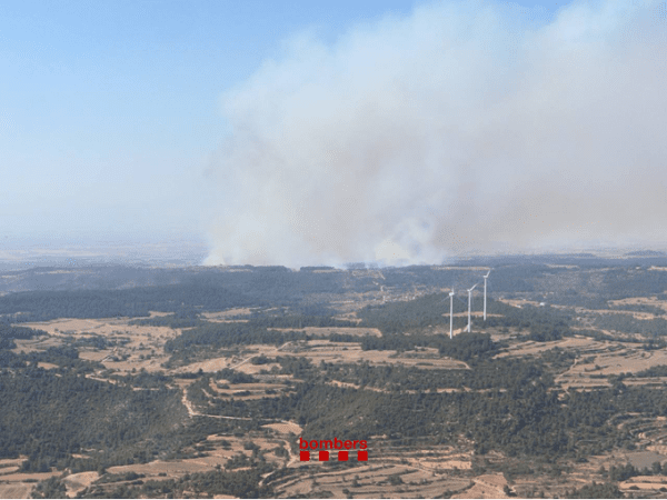 Els Bombers de la Generalitat continuen treballant en un incendi forestal a Ciutadilla