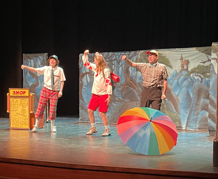599 alumnes de l'Urgell gaudeixen de l'obra 'Tommy and the talent thief' al Teatre Ateneu
