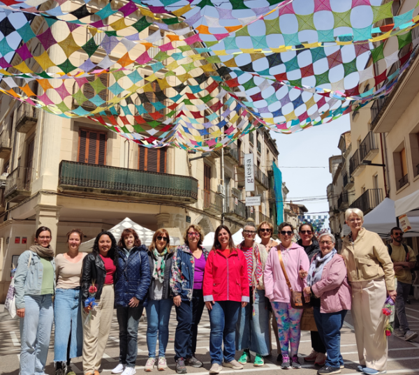 Tàrrega estrena un gran tendal col·laboratiu per celebrar la Diada de Sant Jordi