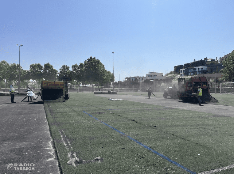 Comencen els treballs de renovació de la gespa artificial del camp de futbol annex de Tàrrega