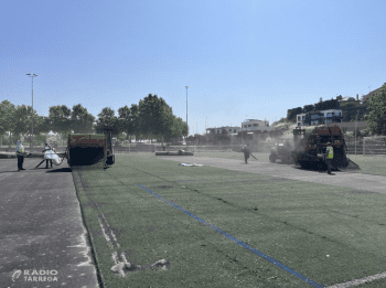 Comencen els treballs de renovació de la gespa artificial del camp de futbol annex de Tàrrega