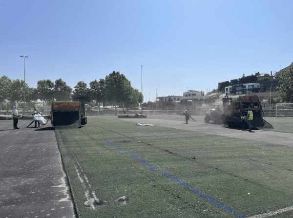 Comencen els treballs de renovació de la gespa artificial del camp de futbol annex de Tàrrega