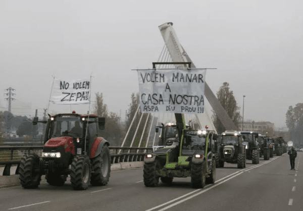 Organitzacions agràries mobilitzen un centenar de tractors per exigir un replantejament de les ZEPA
