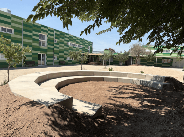 L'Escola Maria Mercè Marçal consolida el Projecte Pati amb noves actuacions de renaturalització i millora del pati escolar