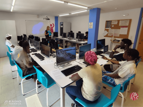El gòTIC de Tàrrega imparteix una formació d’iniciació a les tecnologies digitals per a joves migrats