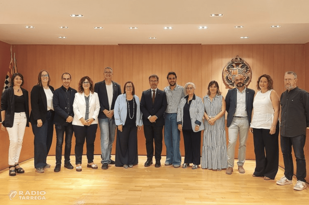 El conseller de Política Lingüística, Francesc Xavier Vila, visita la Casa Consistorial de Tàrrega, on posa de relleu la defensa i l'ús del català