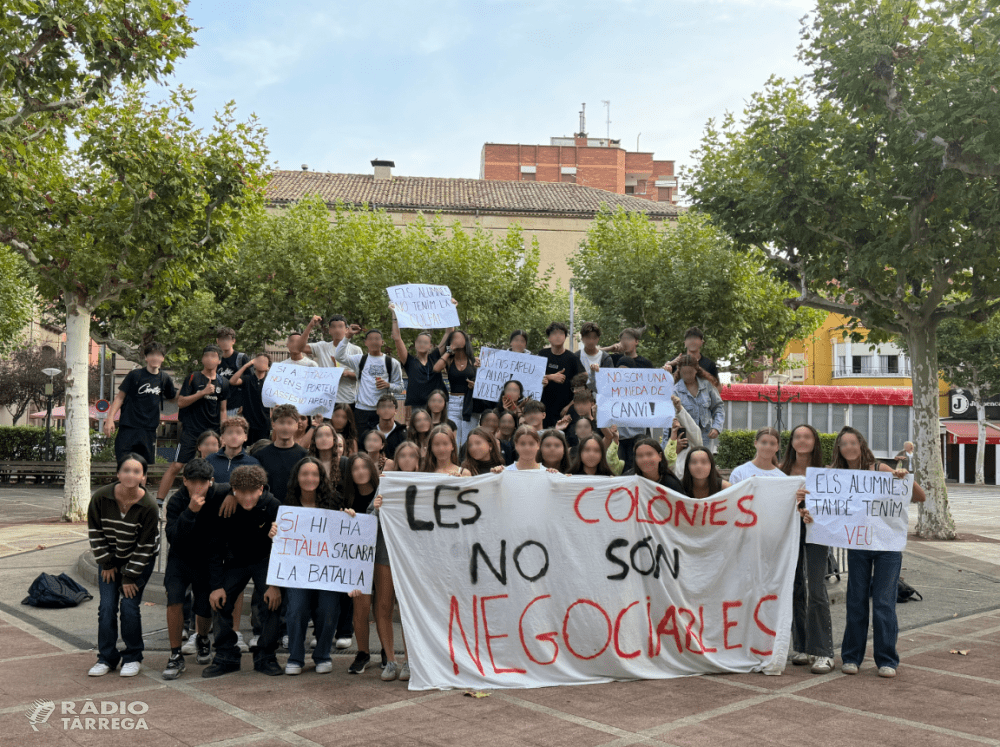 Alumnes de 4t d'ESO de l'Institut Alfons Costafreda s'han concentrat al centre de Tàrrega per protestar contra la suspensió de les sortides escolars