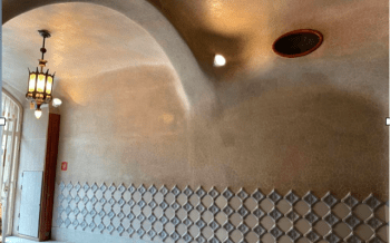 Intervenció per la recuperació de l'estuc original i arcs del vestíbul d'accés a Casa Batlló.