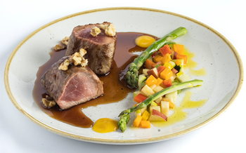 Filet de porc ral amb reducció de ratafia i daus de verdures i poma