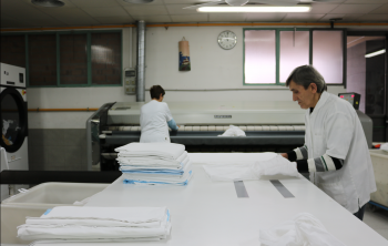 La bugaderia de l'Associació Alba guanya de nou el concurs per netejar la roba de l'Hospital Arnau i amplia el servei.