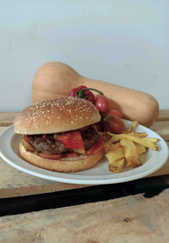 Hamburguesa de Carbassa Llargueruda i carn amb guarnició de Pebrot "vicho" i Tomata Bombeta de penjar de la Pobla - 2