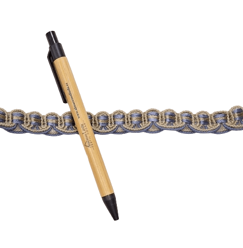 Galón azul y piedra