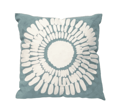 Cojín azul bordado flor 45 x 45