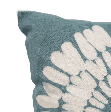 Cojín azul bordado flor 45 x 45 - 2
