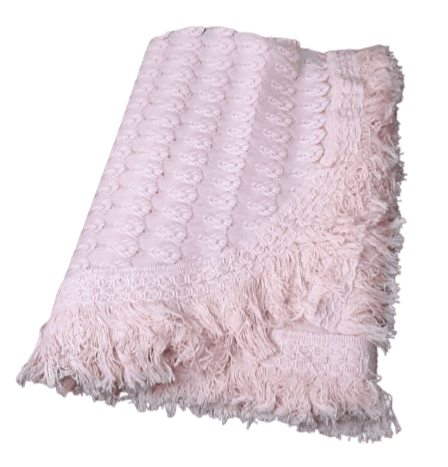 Colcha encaje rosa con flecos. Cama
