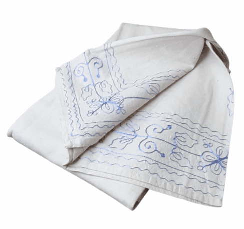 Colcha multiusos cruda bordados azul. Cama 90