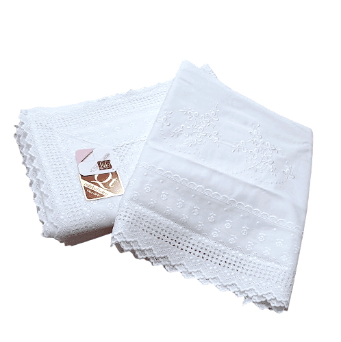Sábanas blancas muy bordadas. Cama 135