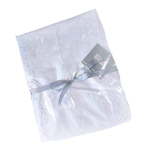 Colcha verano bordada con volante. Cama 90