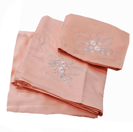 Sábanas de raso salmón bordadas. Cama 135